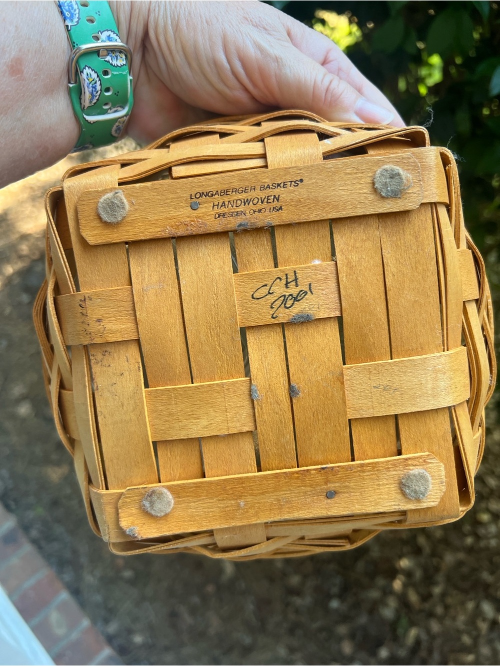 Longaberger Handwoven Artist Signed 2001 RoundBasket with Plastic Divider Insert